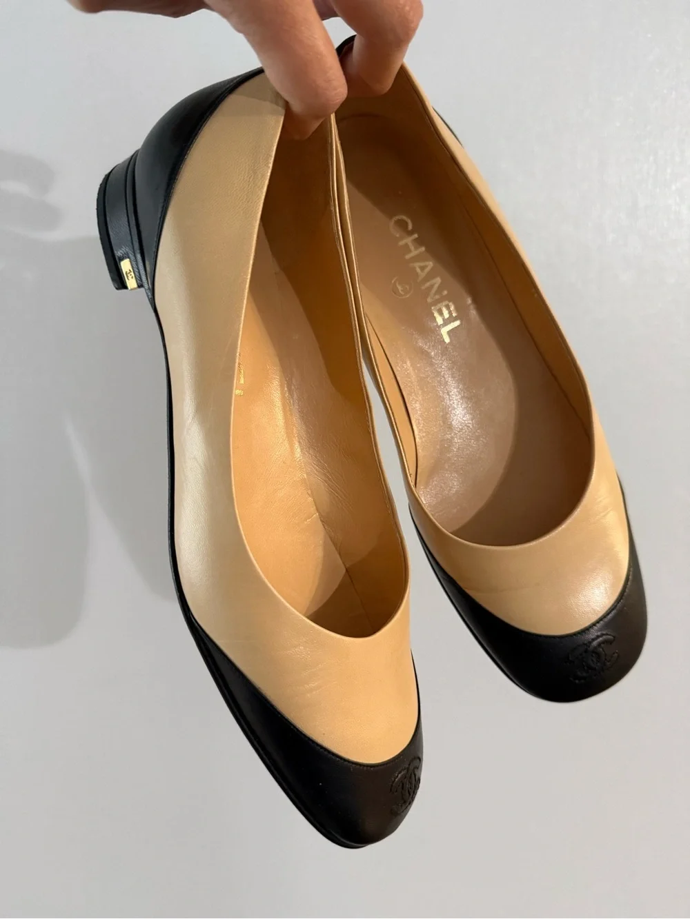 CHANEL Beige and Black Leather Two-Tone Ballet Flats